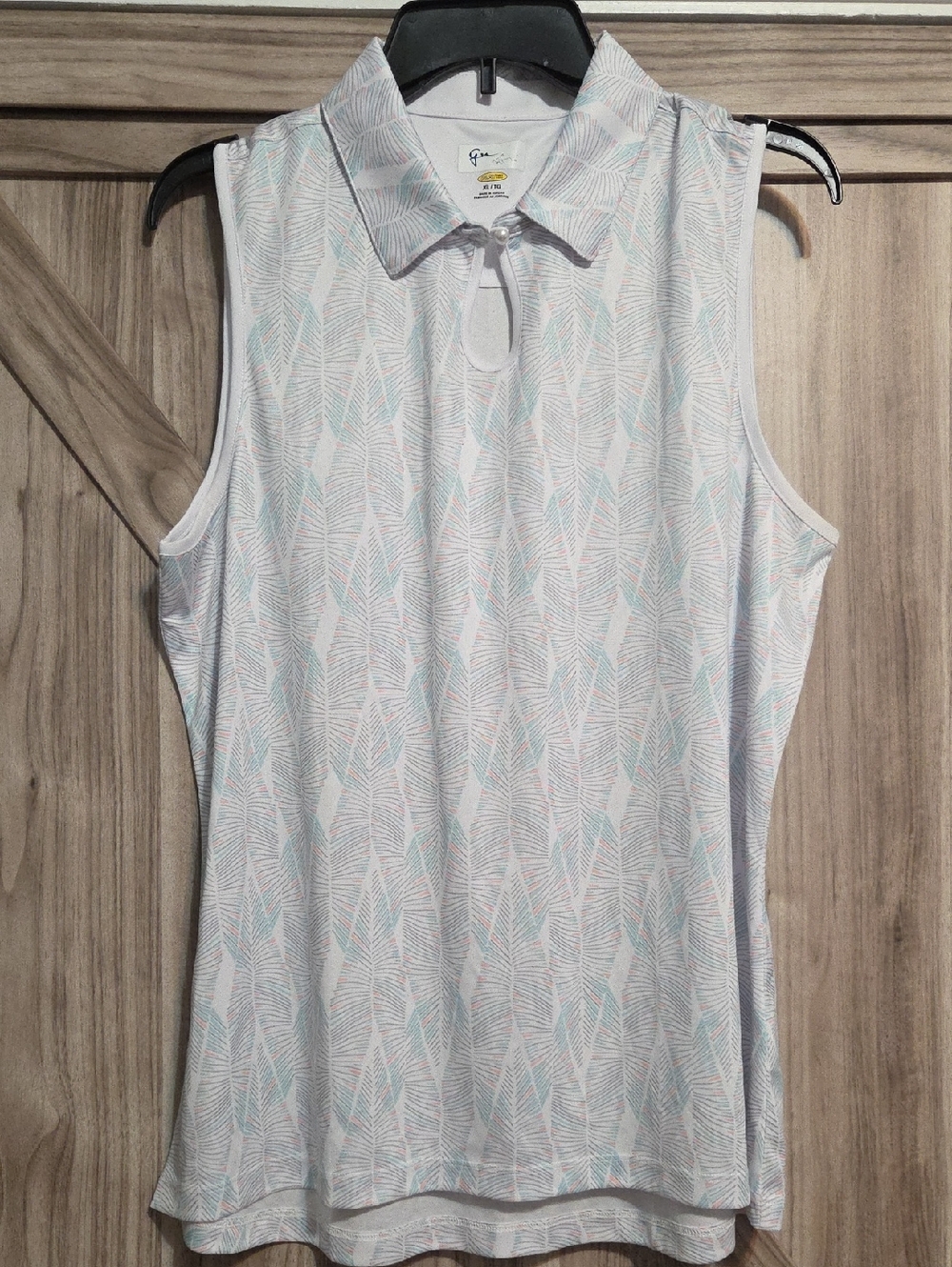 Women's XL Greg Norman Sleeveless Collared Leaf-Print Top Light Blue and White
